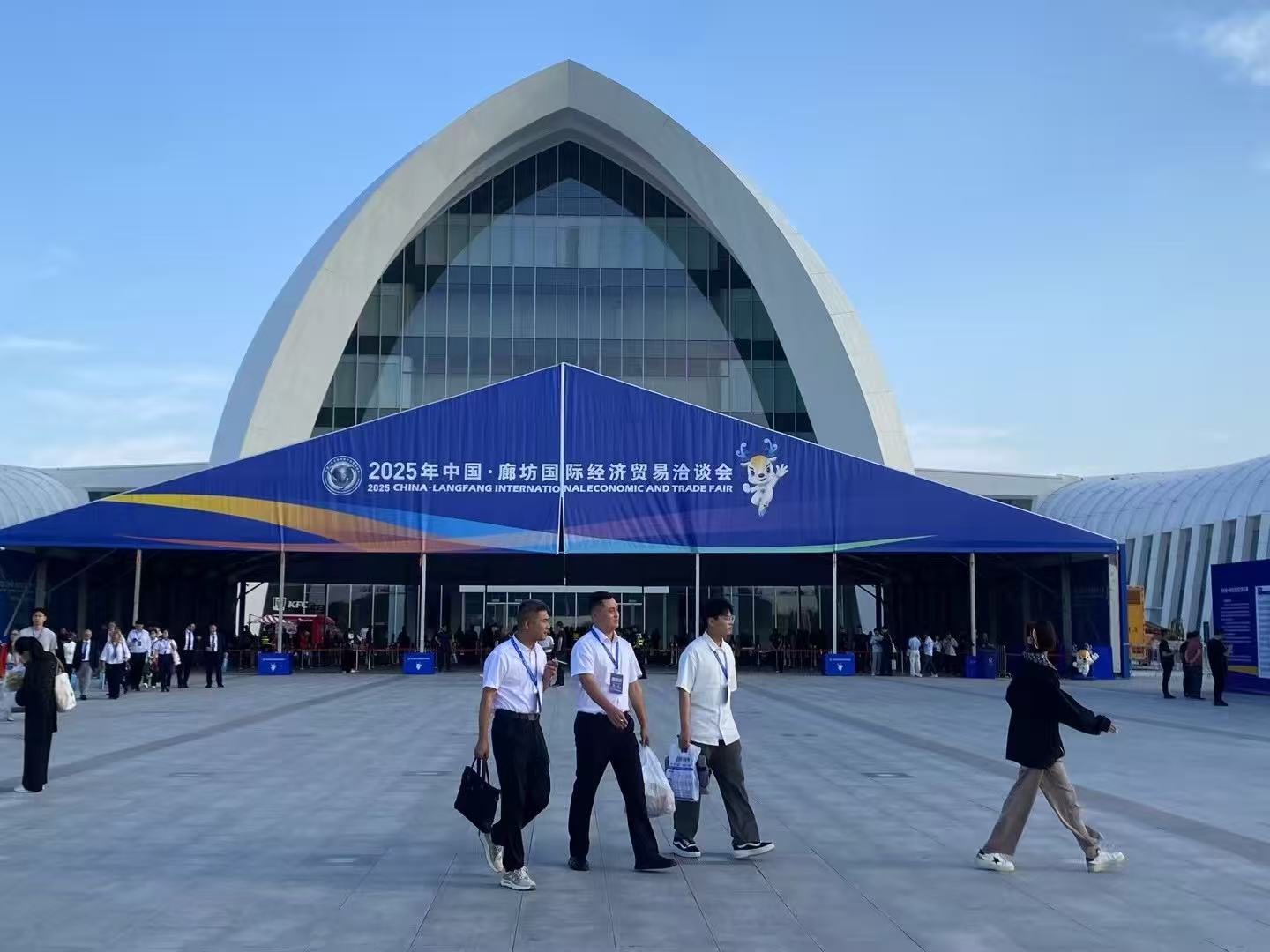 6月19日，河北省级非遗高阳草木染工艺亮相廊洽会1号展厅