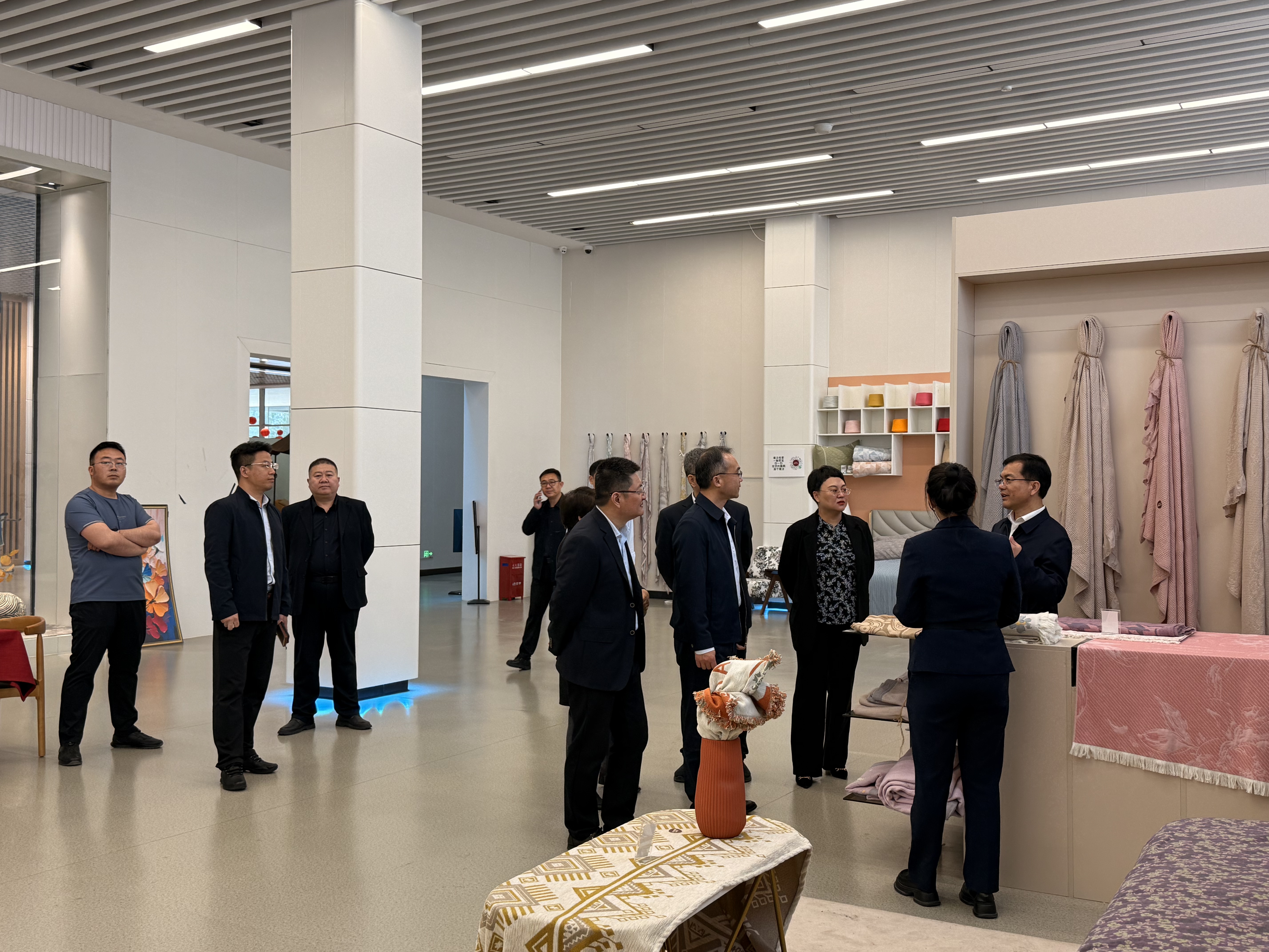 齐县长一行参观巾巾乐道