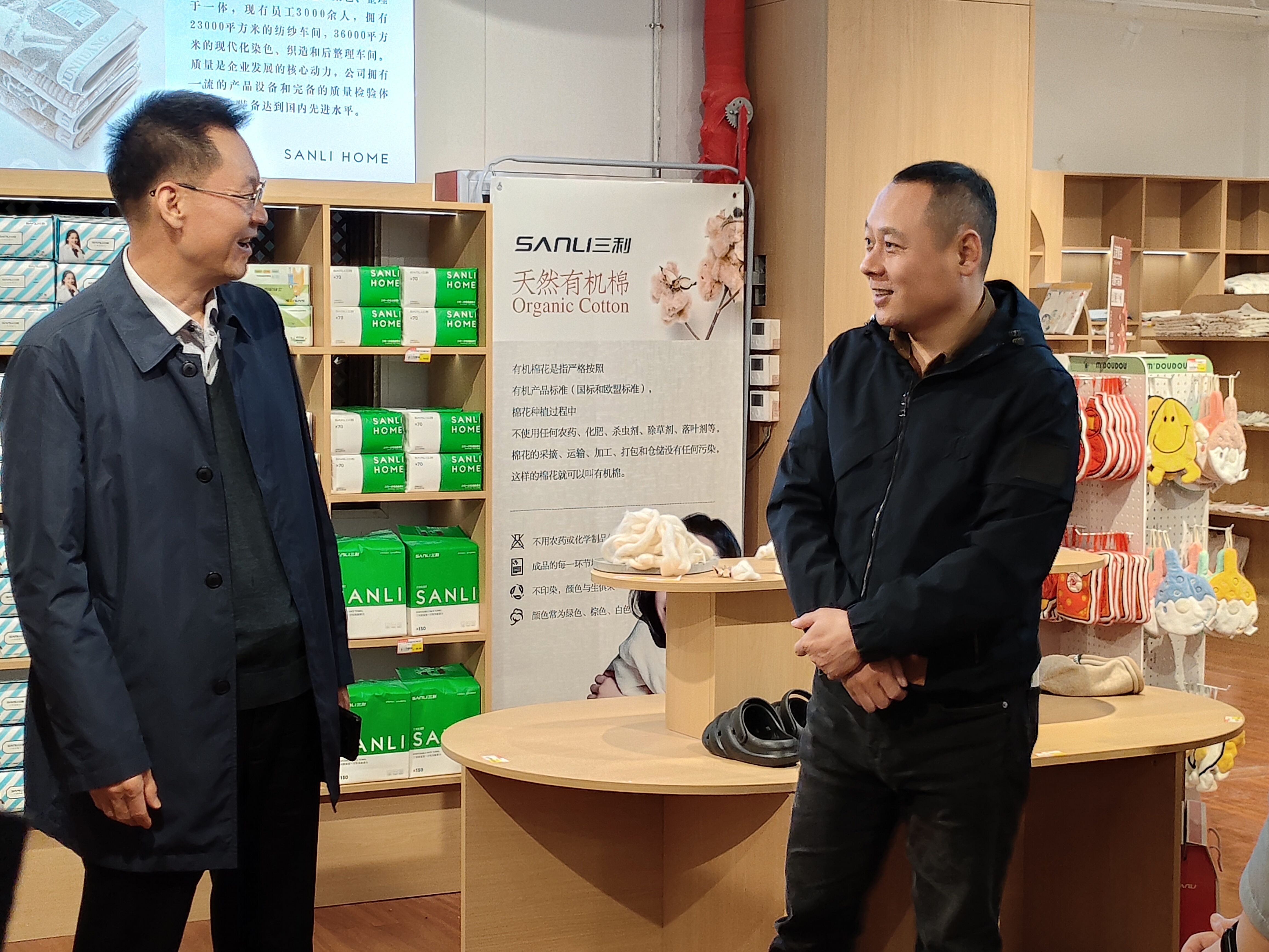 人大领导参观柔软市集