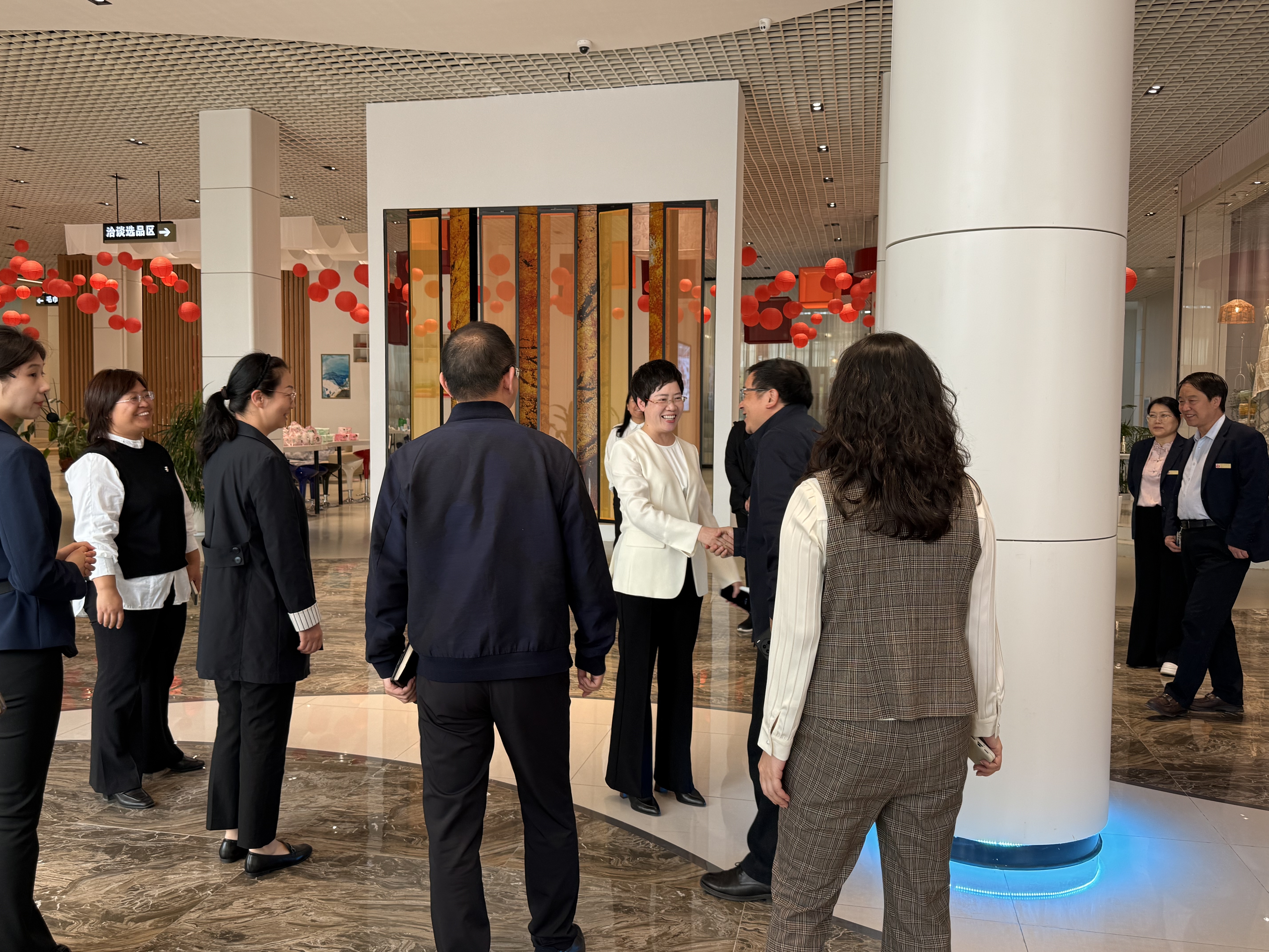 蒋书记一行参观巾巾乐道