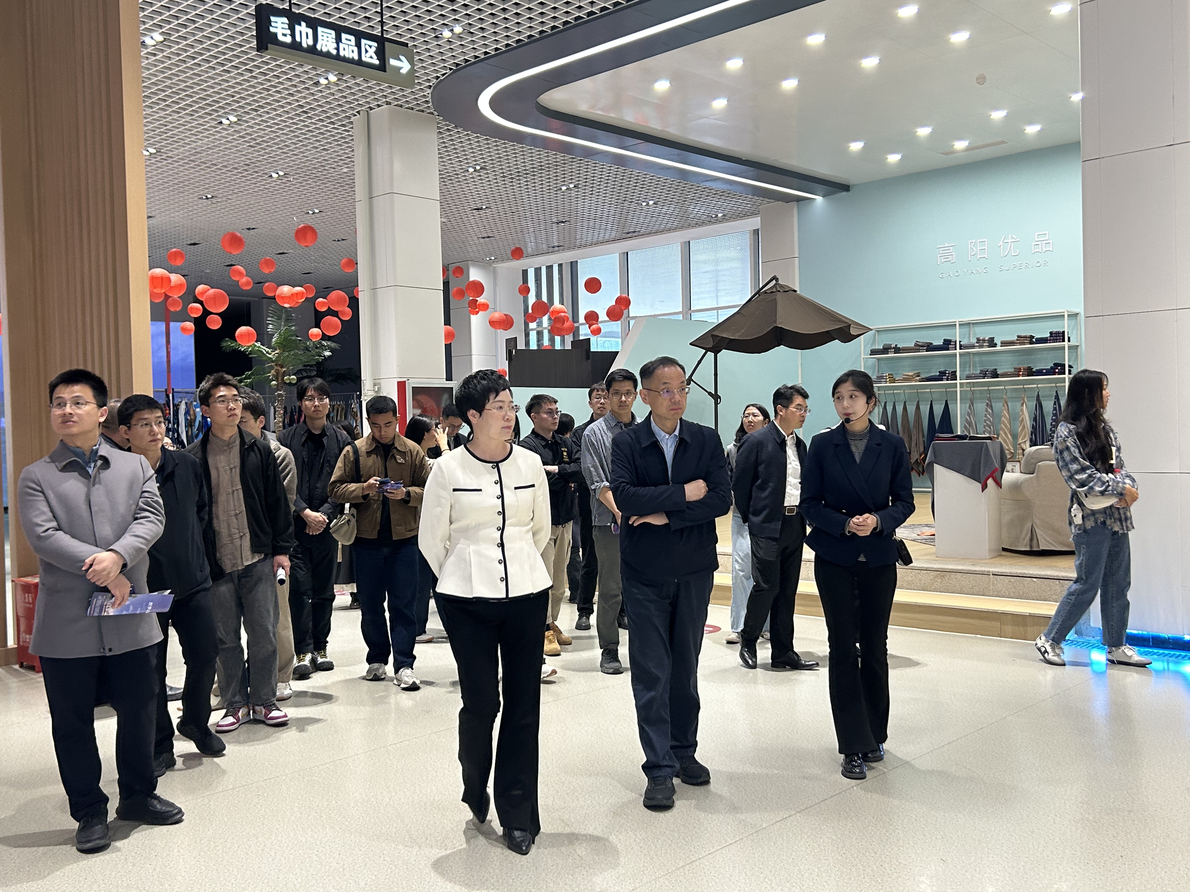 蒋书记带领外交部办公厅一行人参观巾巾乐道