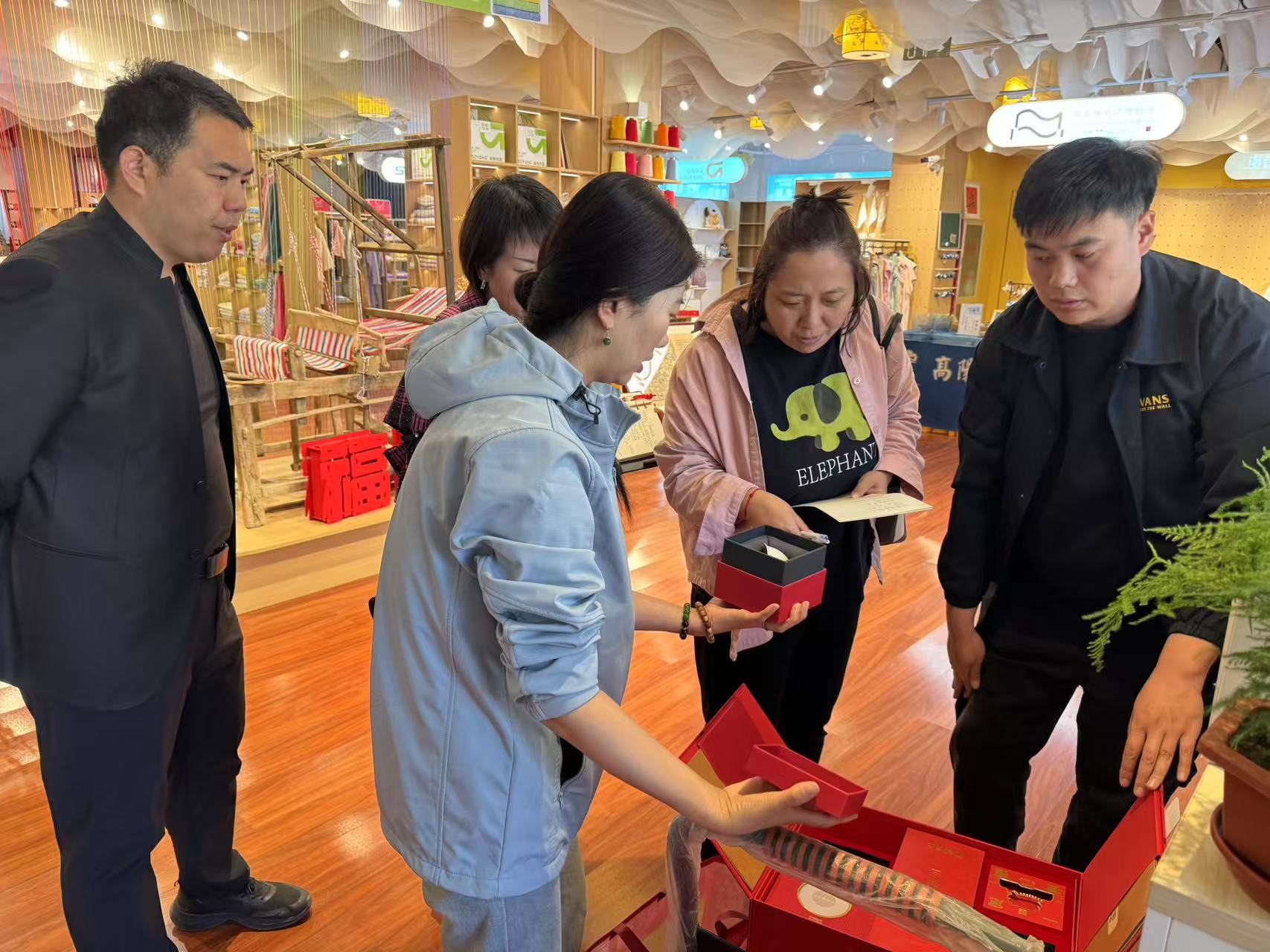  新华社参观柔软市集