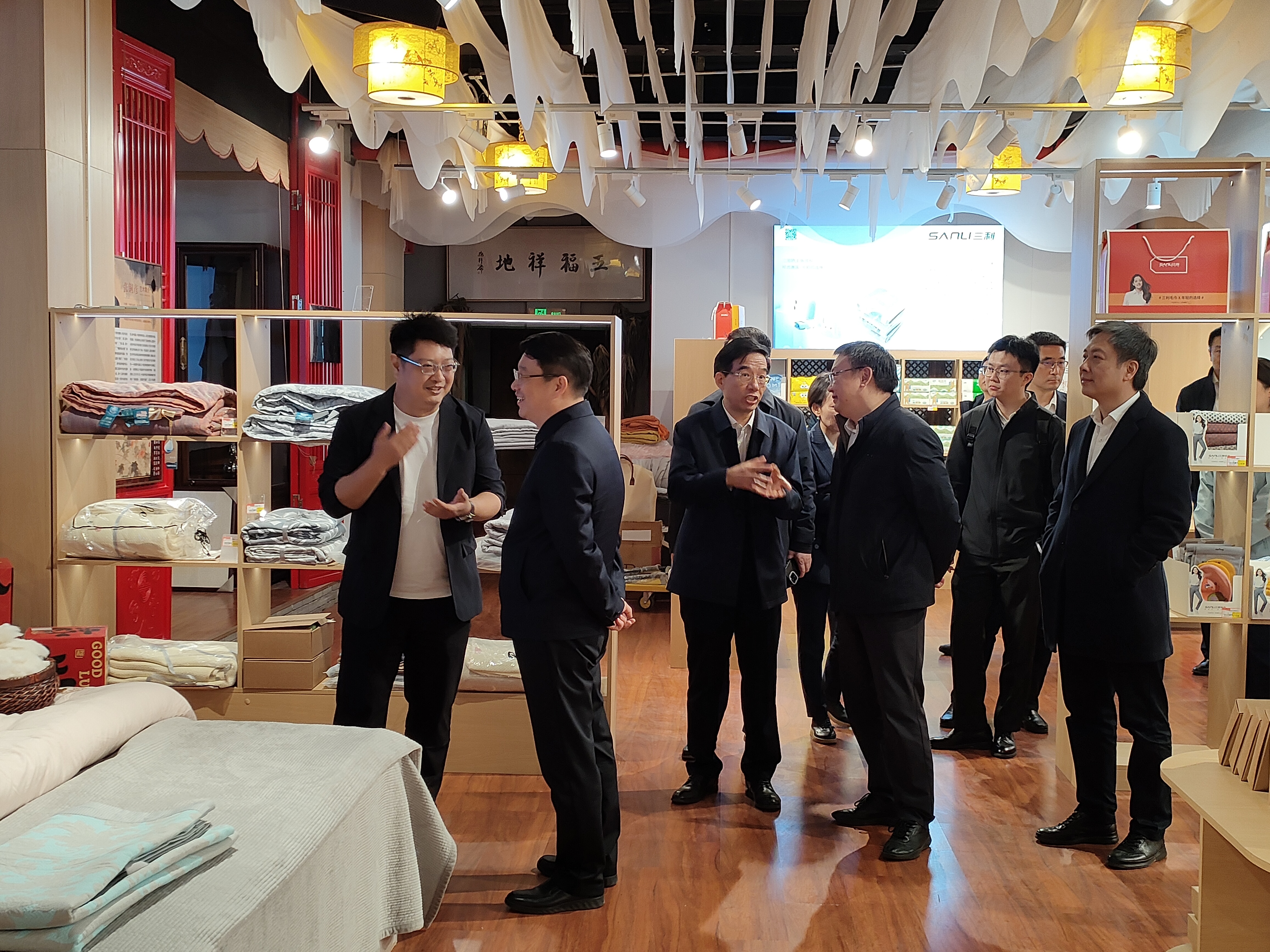 中建三局参观柔软市集