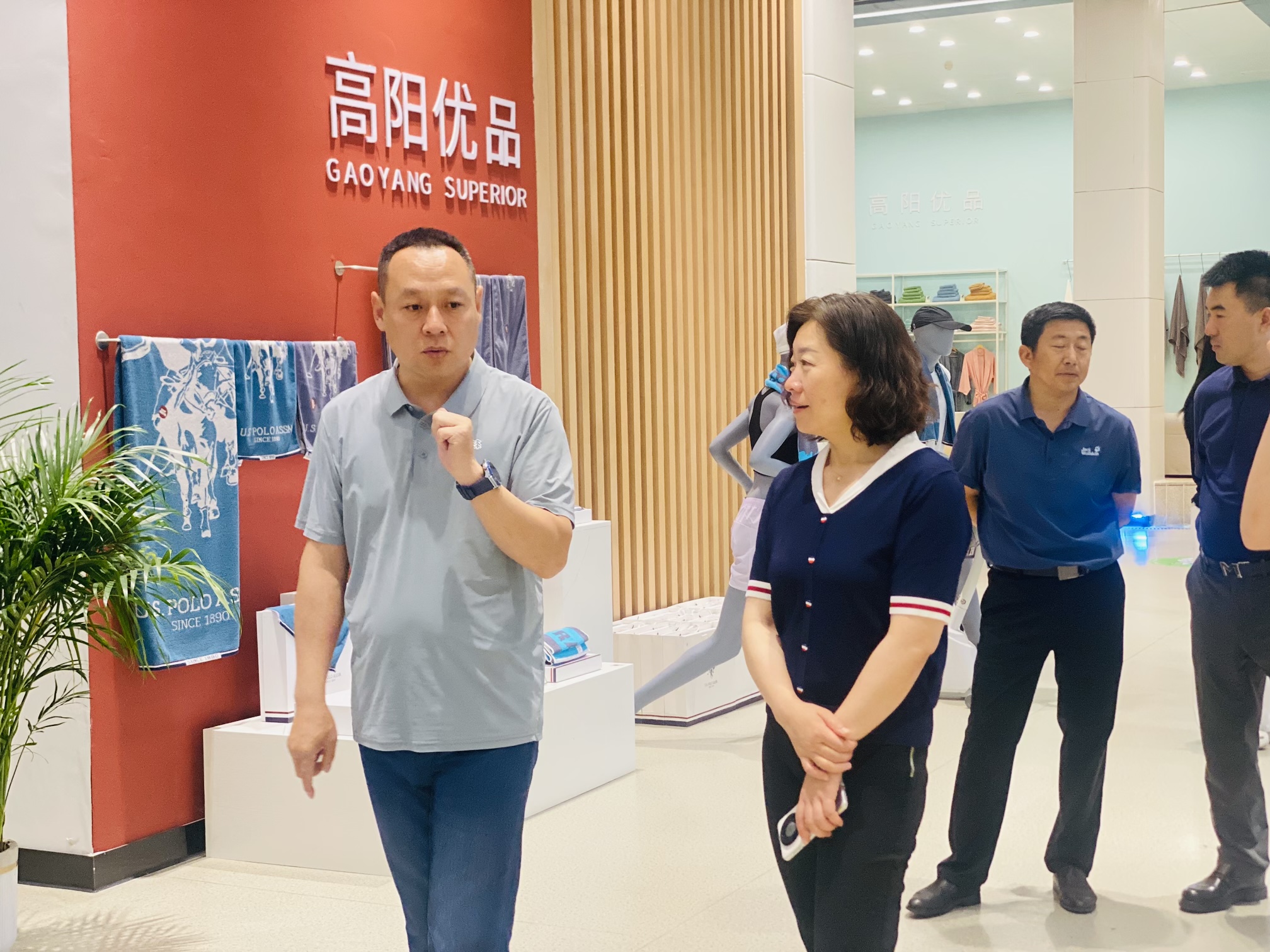 兴阳董事长带领参观巾巾乐道