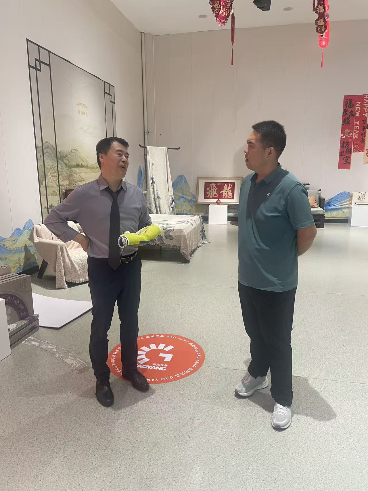 欧美同学会理事瞿科莅临巾巾乐道展厅选品 高阳优品获关注
