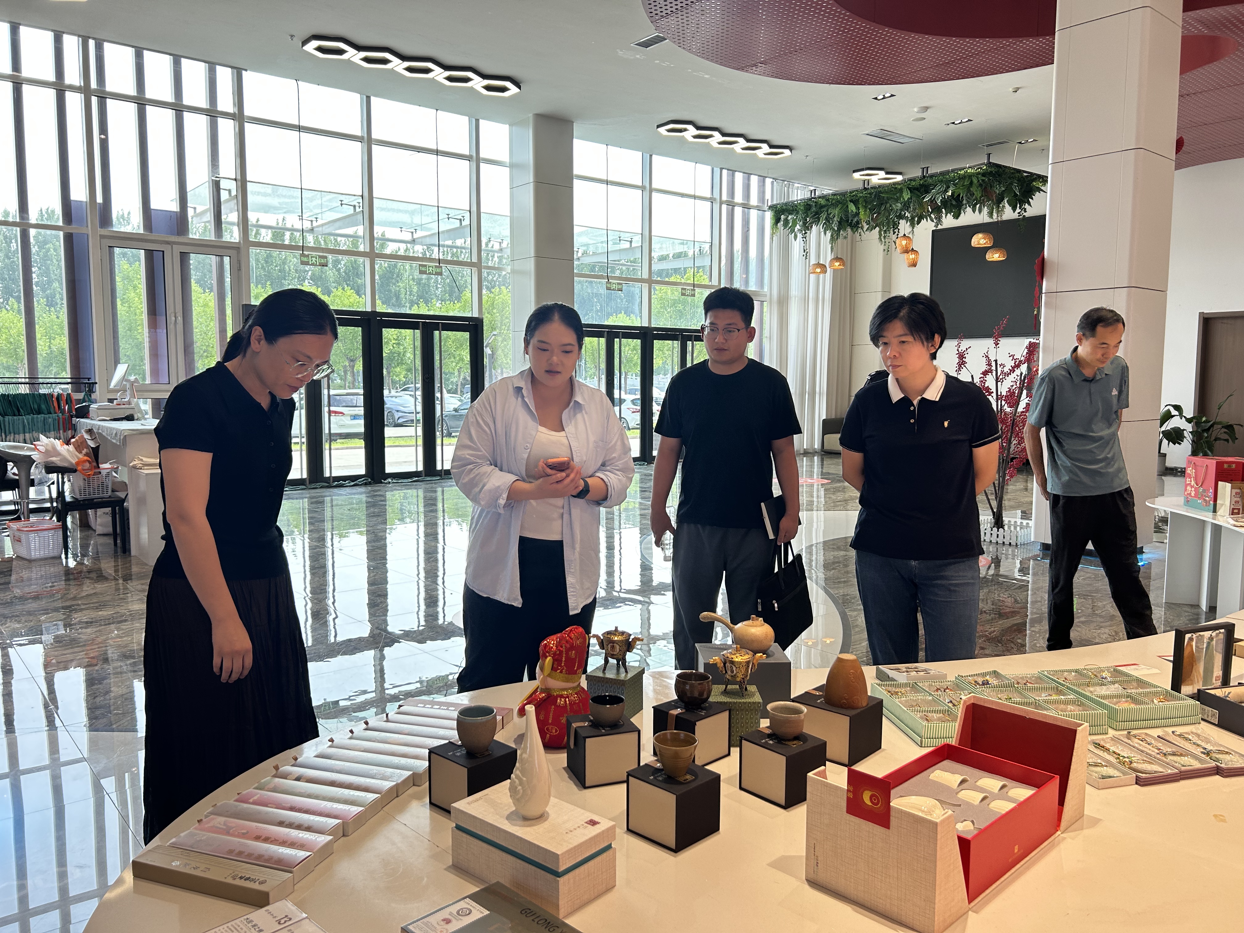 顺平客商莅临巾巾乐道展厅考察 共探高阳优品合作新机遇