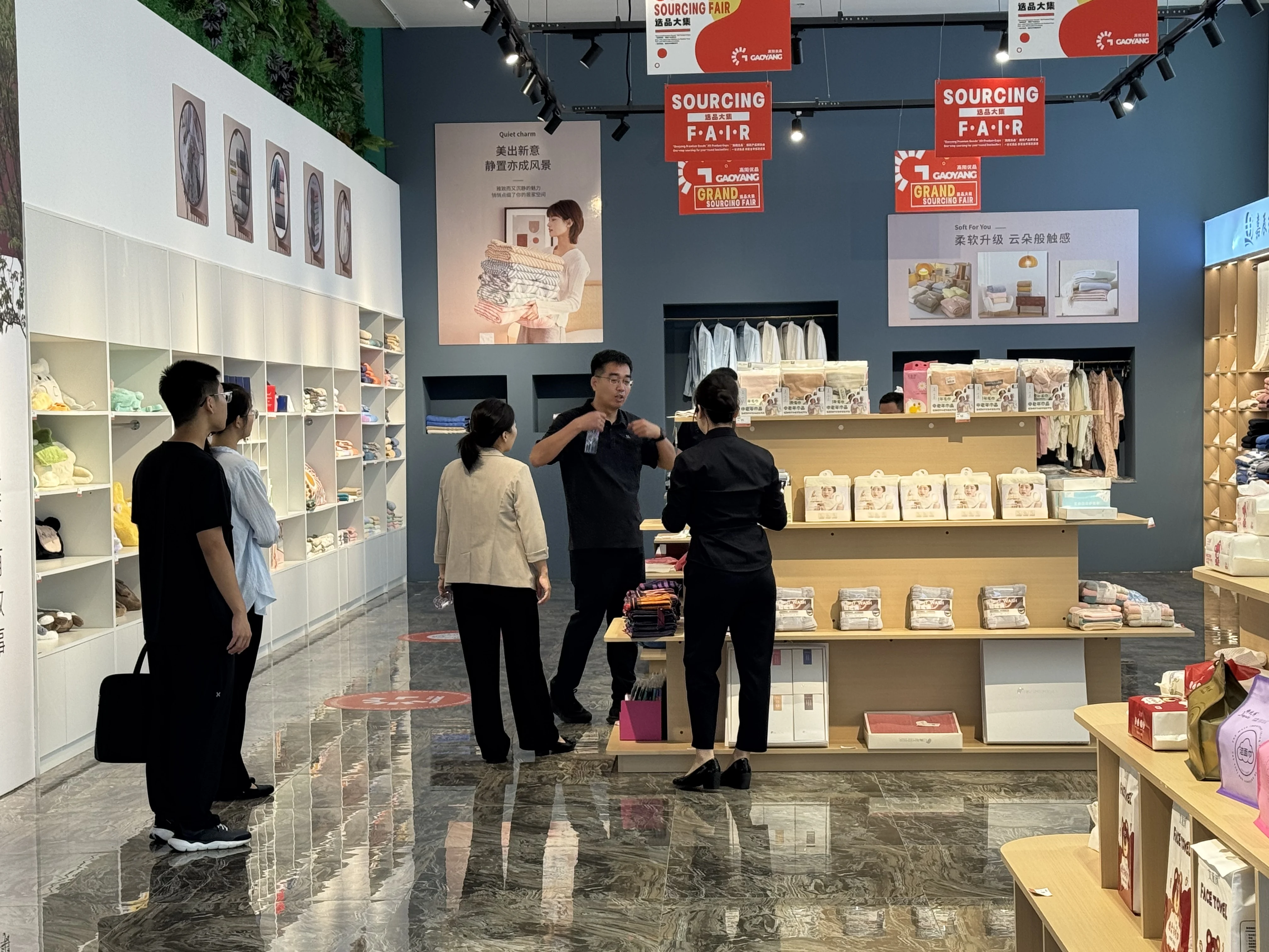 安新县政府刘县长一行莅临高阳优品展厅参观交流