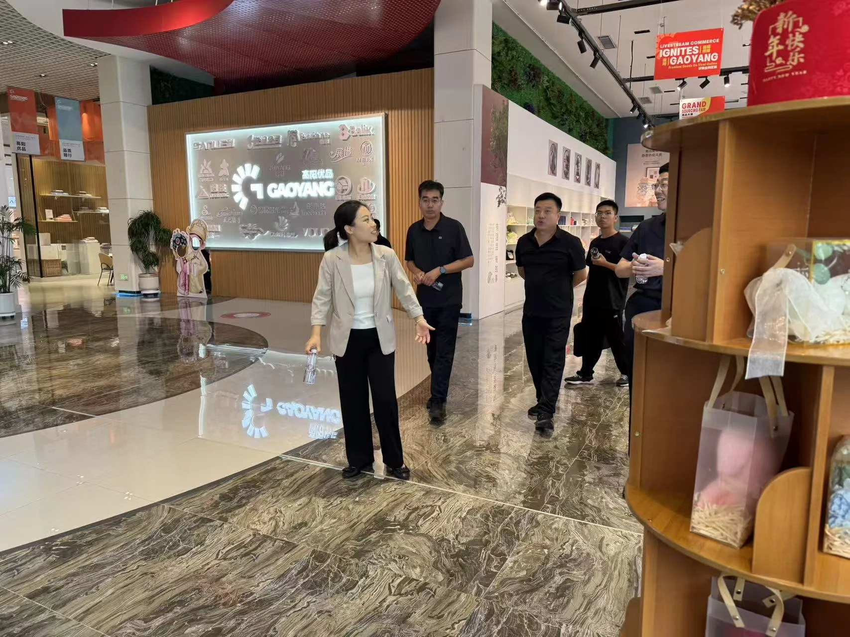 安新县政府刘县长一行莅临高阳优品展厅参观交流 现场图片2