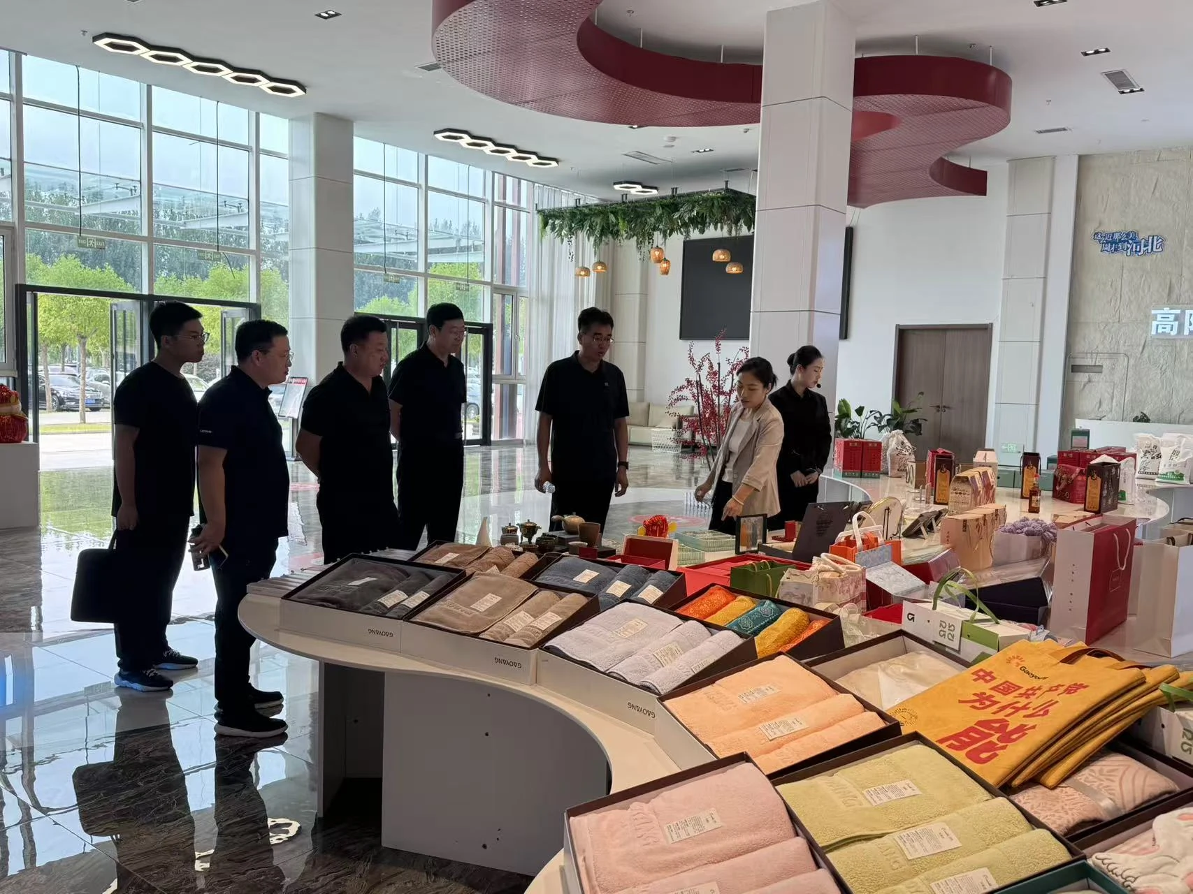 安新县政府刘县长一行莅临高阳优品展厅参观交流 现场图片3