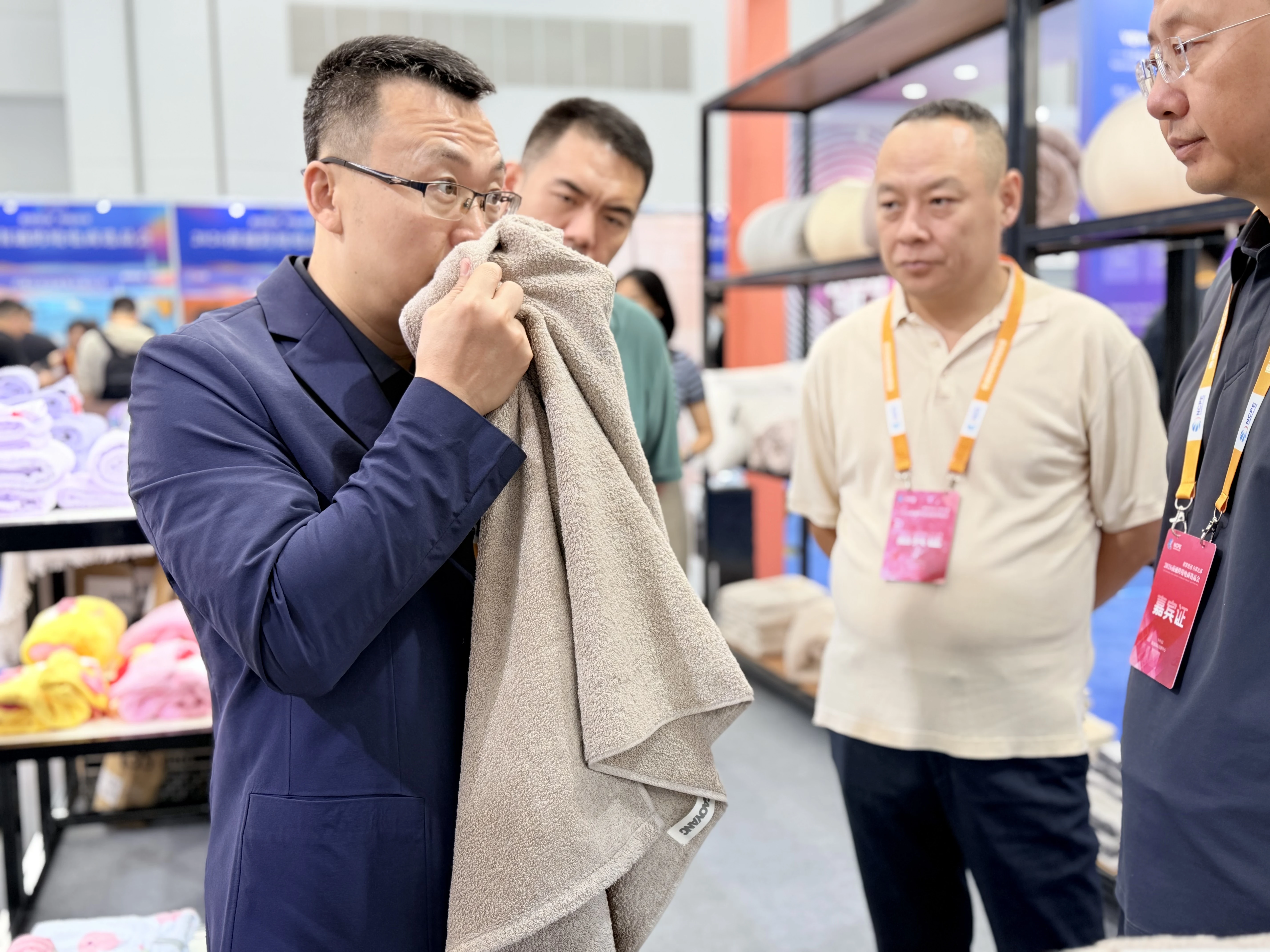 高阳优品亮相南通跨境电商选品会 南通市长莅临展位指导 现场图片4