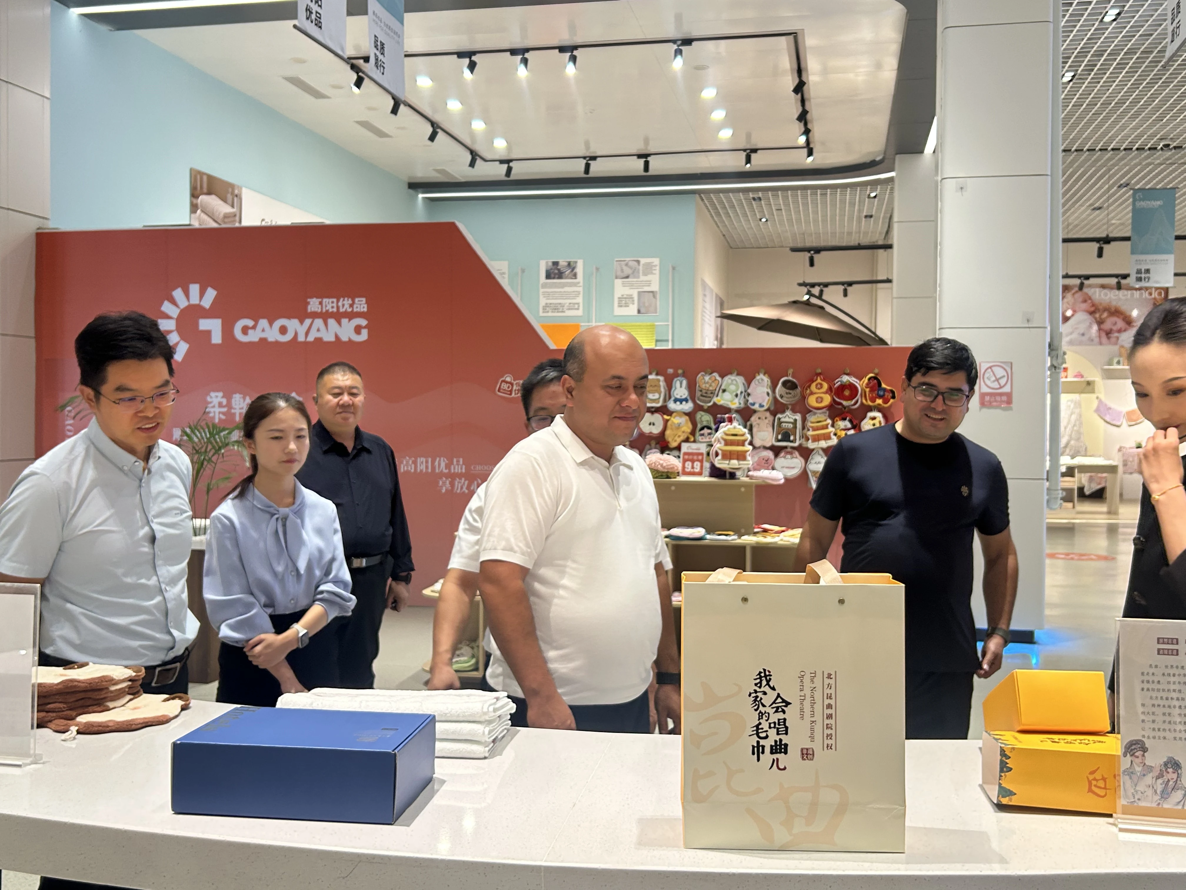 梁县长陪同乌兹别克斯坦代表团参观高阳优品展厅