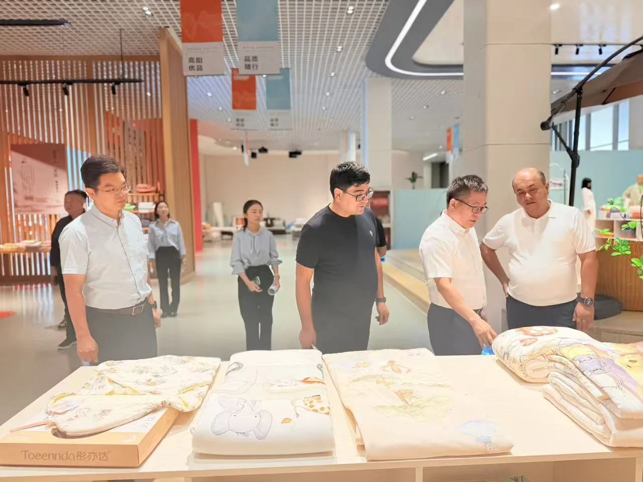 梁县长陪同乌兹别克斯坦代表团参观高阳优品展厅 现场图片2
