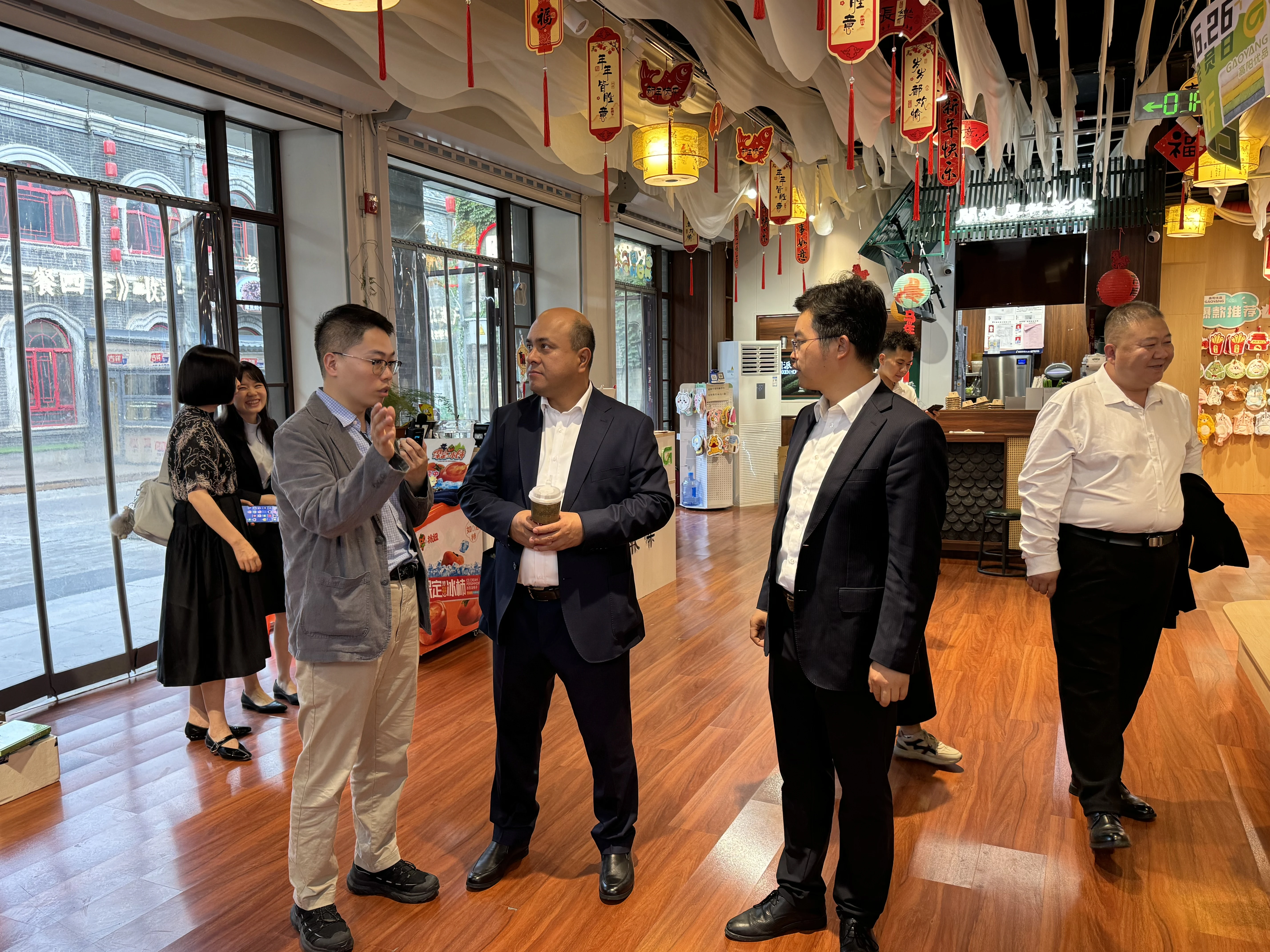 乌兹别克斯坦代表团参观西大街柔软市集 体验高阳优品