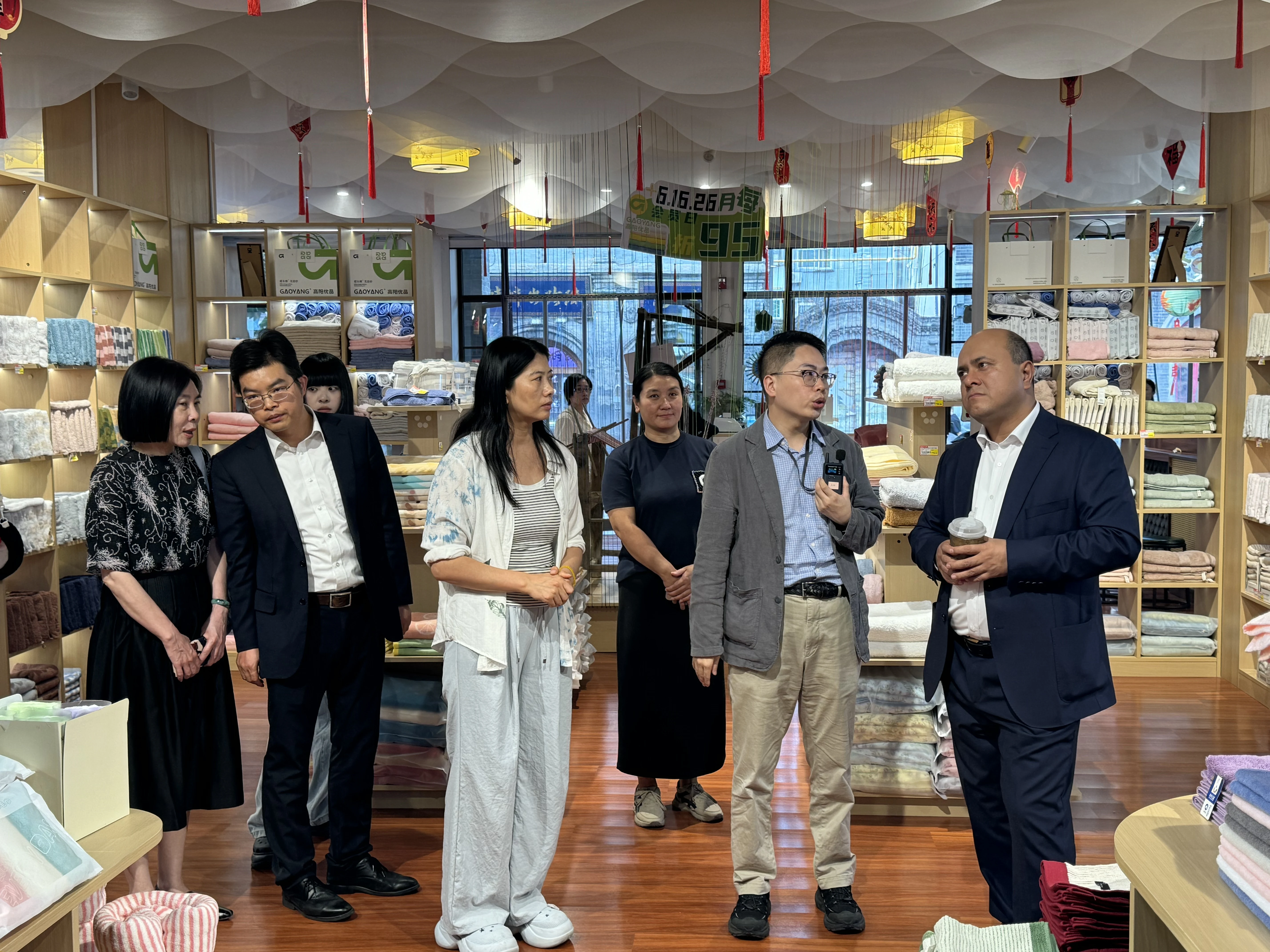 乌兹别克斯坦代表团参观西大街柔软市集 体验高阳优品 现场图片2