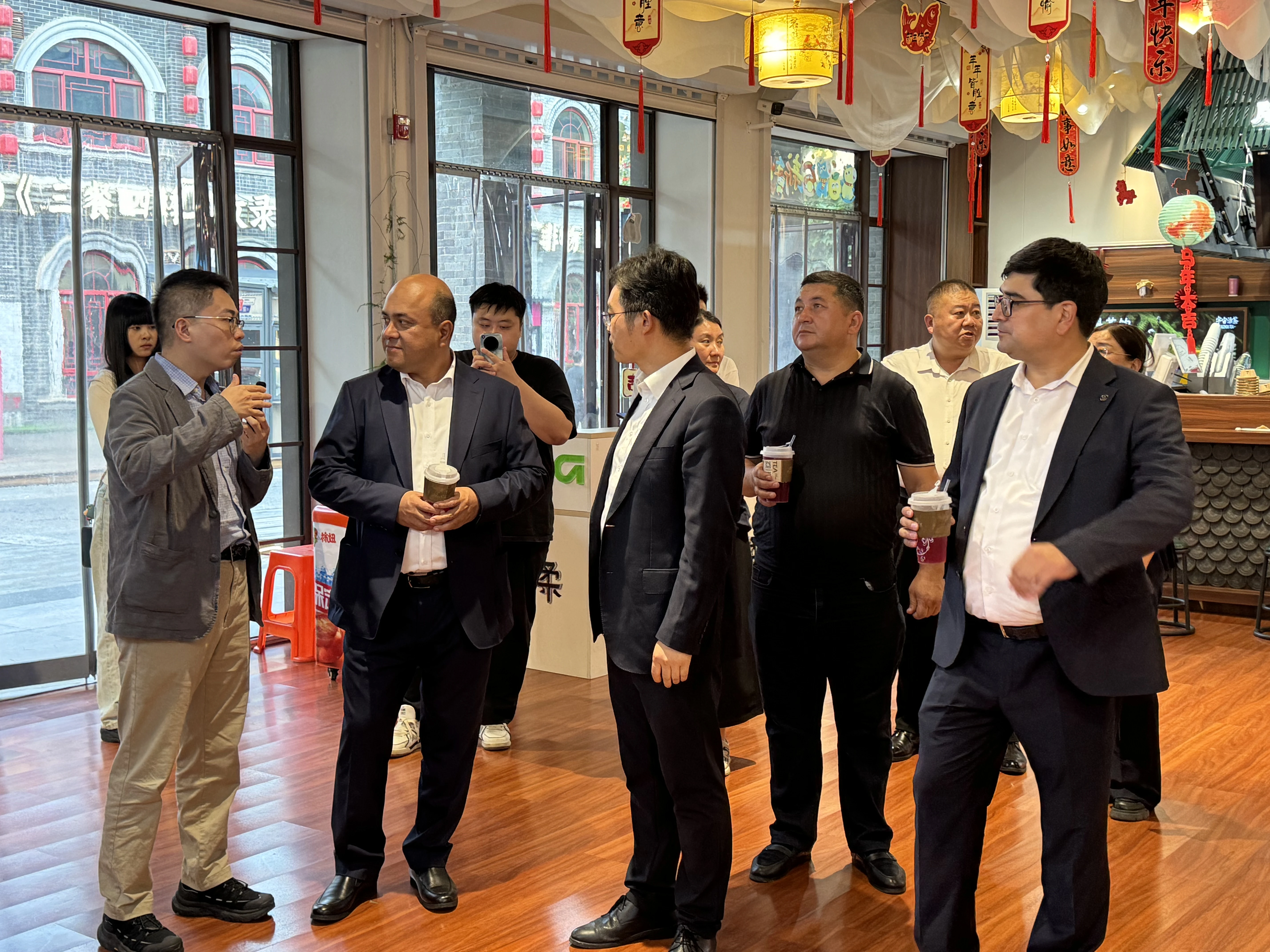 乌兹别克斯坦代表团参观西大街柔软市集 体验高阳优品 现场图片3