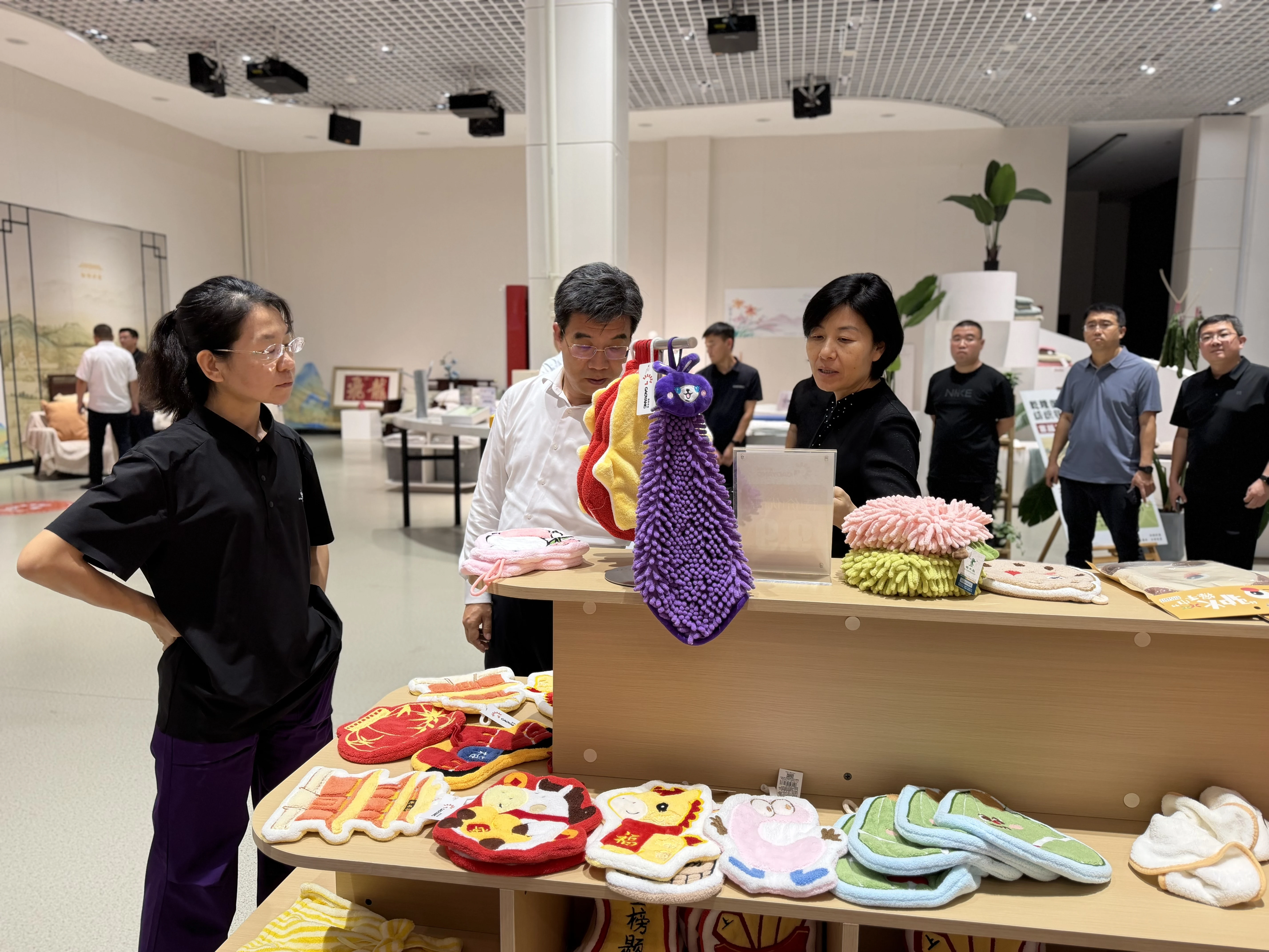 赵县长陪同省商务厅领导莅临巾巾乐道参观指导
