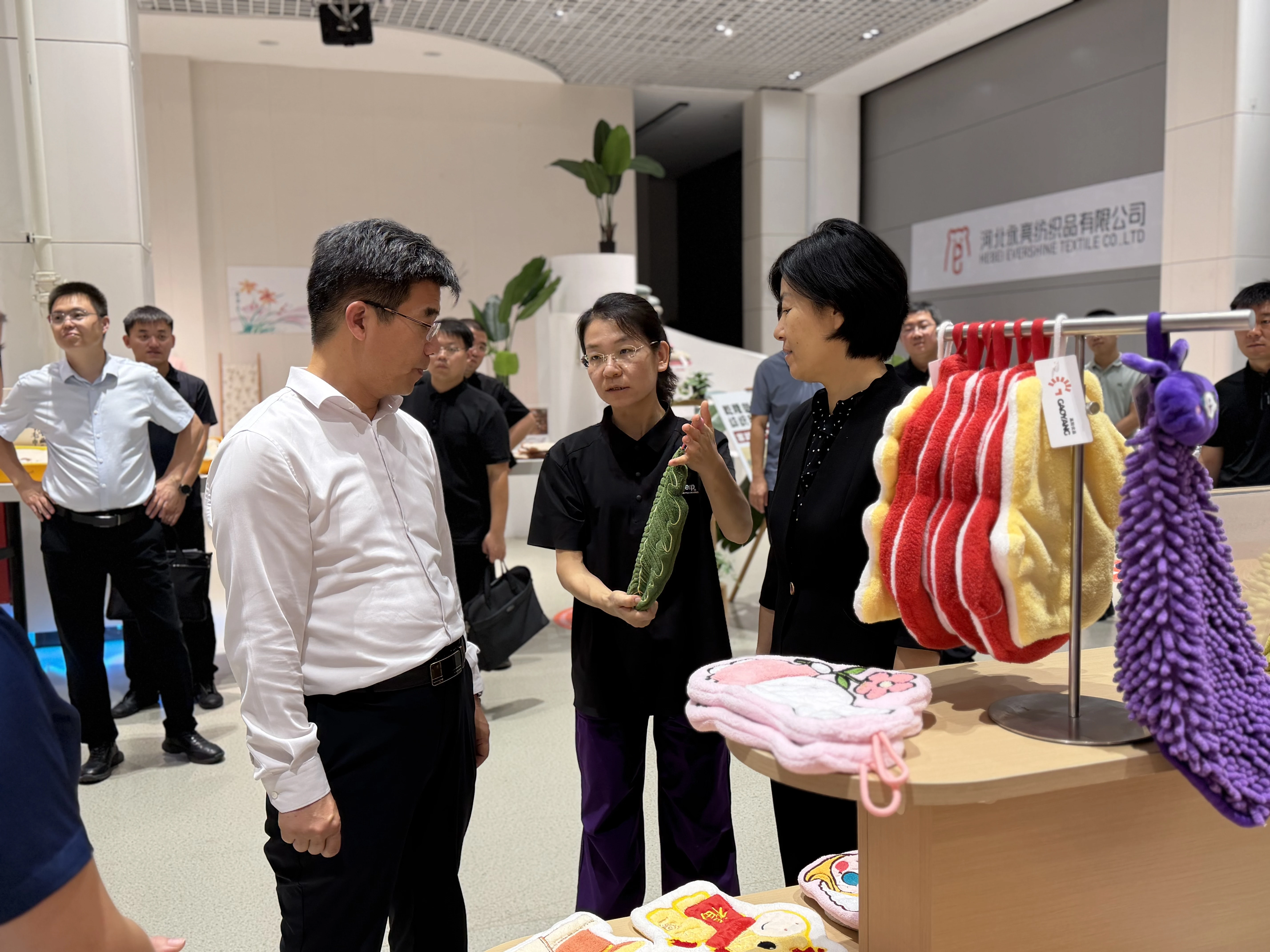 赵县长陪同省商务厅领导莅临巾巾乐道参观指导 现场图片2