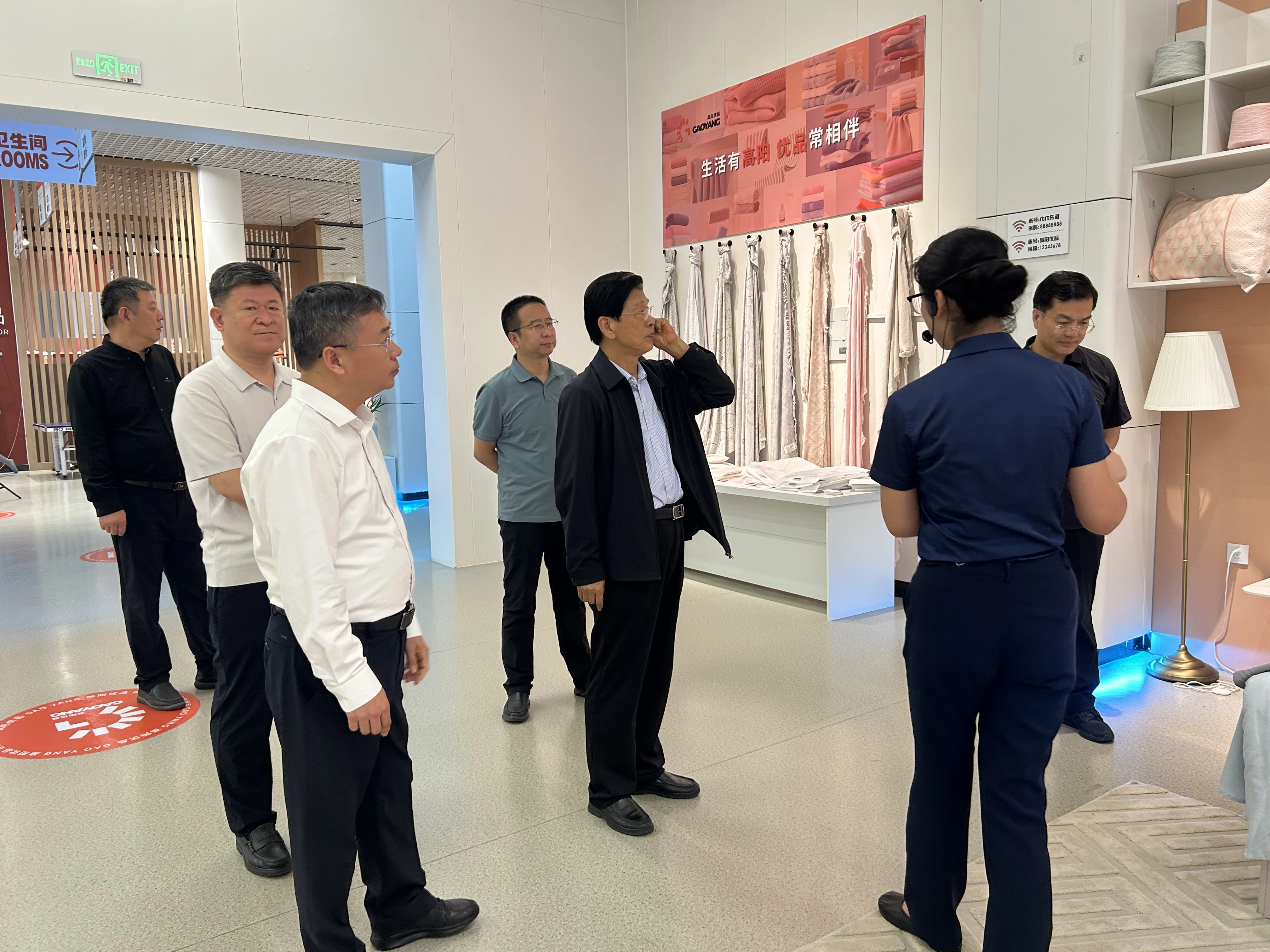 齐书记陪同省人大领导参观高阳优品展厅