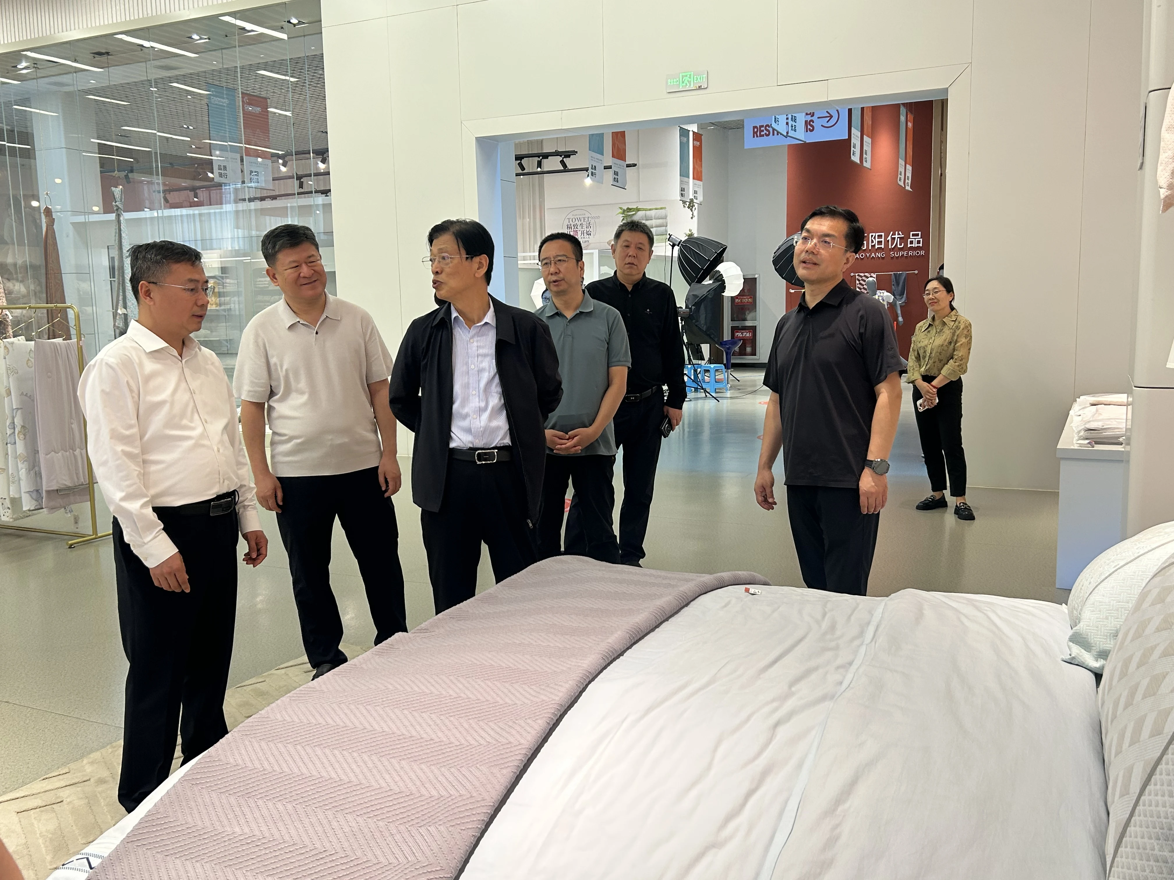 齐书记陪同省人大领导参观高阳优品展厅 现场图片2